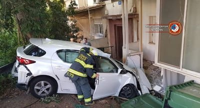 תיעוד מהזירה:איבדה שליטה על הרכב ועפה לחצר מגורים