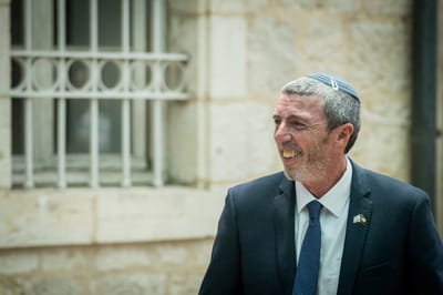 בעקבות הסערה: שר החינוך ייפגש עם מורים להט"בים