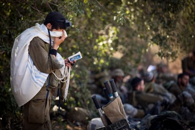 בזכות פניית סרוגים: החייל הסרוג קיבל תעודת לוחם