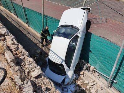 נפלה לרשת: בת 80 התדרדרה למגרש טניס