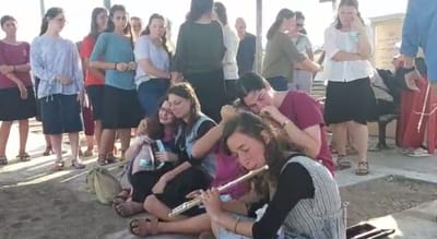 מצמרר:חברות של רינה הי"ד נפרדות ממנה בנגינה. צפו