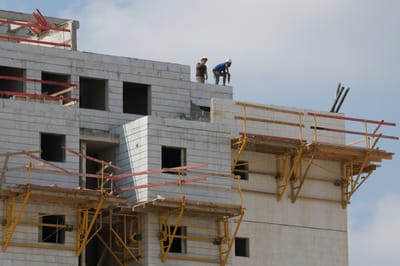 פועל נפל מגובה בתל אביב; מותו נקבע במקום