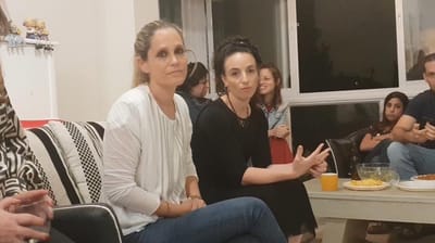 רוני ססובר פורשת מימינה; זו הח"כית במקום סילמן