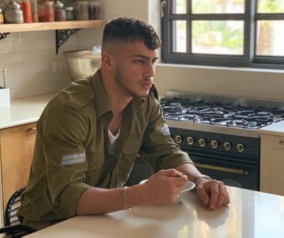 הדוגמן הצטלם במדי צבא לא תקניים ונענש במעצר