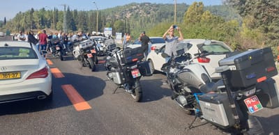 צפו במחאת הערבים: ח"כ אחמד טיבי חוסם את כביש 6