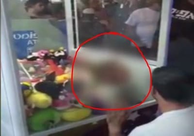 דרמה במהלך החג:ילד נתקע בתוך מכונת בובות. צפו