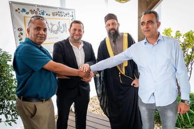 מפגש יוצא דופן: מנהיגים פלסטינים בסוכה בשומרון