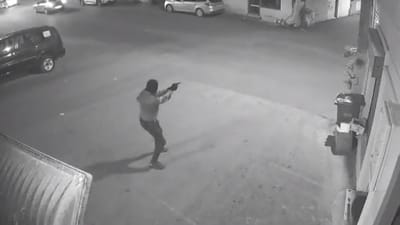 רץ, שולף אקדח ורוצח: צפו ברגע החיסול הלילה