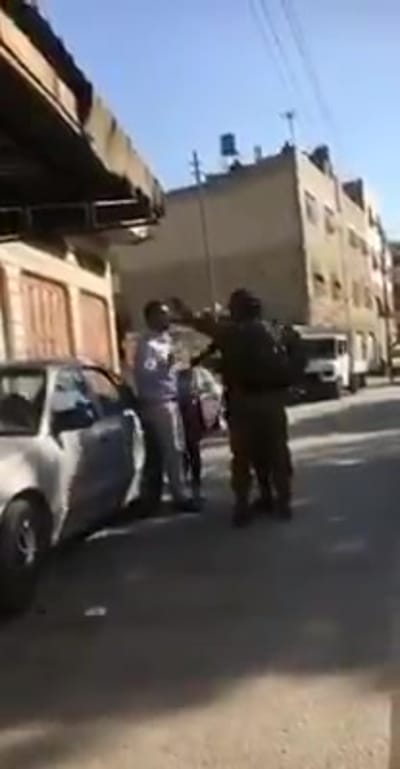 תיעוד: החיילים התעמתו עם פלסטיני שבנו זרק אבנים