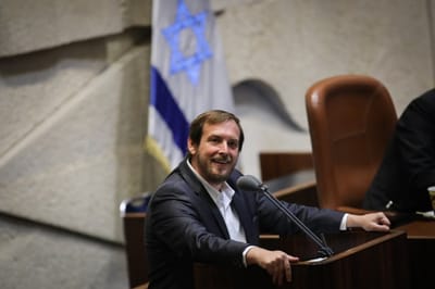 צפו: הח"כ הסביר את המצב הפולטי לביתו שתיוולד