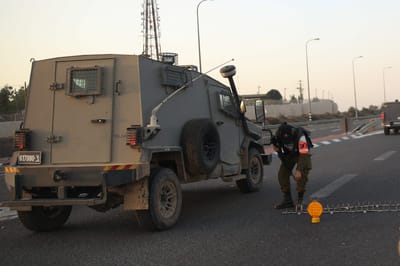 תיעוד: בקבוק תבערה מתלקח על ג'יפ בגבול עזה