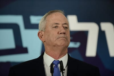 כחול לבן דורשים מנתניהו להתפטר מתפקידיו כשר