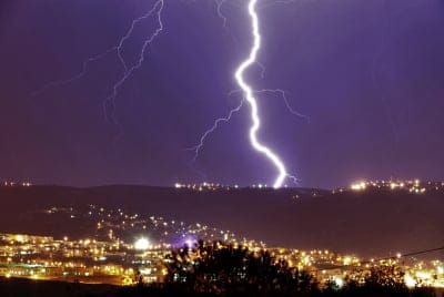 שוב: צעיר נפגע מברק- מצבו קשה