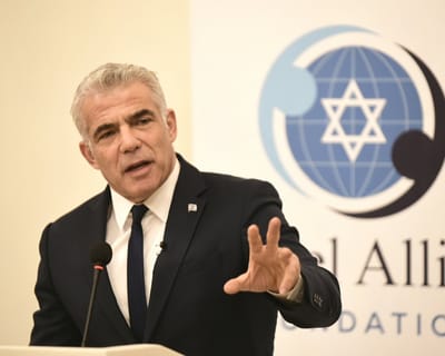 לפיד על הבחירות בבריטניה: קורבין הוא אנטישמי וגזען