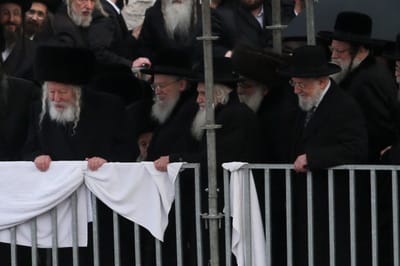 תיעוד: הרב לאו מוזמן כבוד בחתונת האדמו"ר מגור