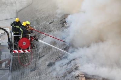 שני לכודים חולצו משריפה באזור התעשיה תלפיות