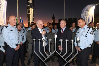 חג החנוכה יוצא לדרך: הח"כים מדליקים נר ראשון