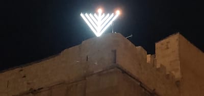 אור גדול: חנוכיית ענק הוצבה בגג מערת המכפלה