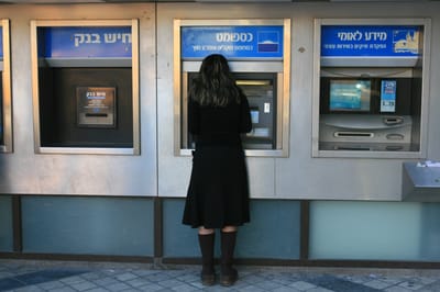 ישראל גנץ מאיים: נחרים בתגובה את בנק לאומי