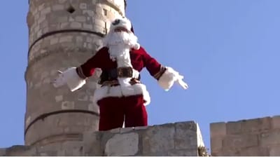צפו: מה סנטה קלאוס עושה על חומות ירושלים?