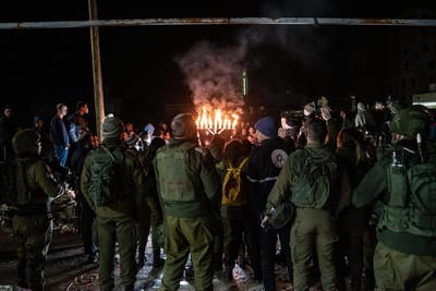 נר שמיני של חנוכה בקבר יוסף