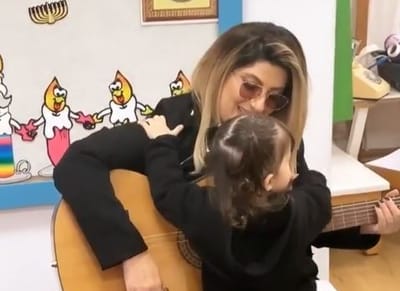 מקסים: שרית חדד הפתיעה את ילדי הגן של בתה נויה
