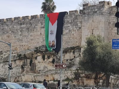בזיון: דגל אש"ף נתלה על חומות העיר ירושלים