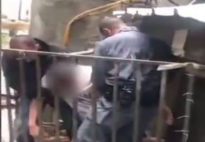 צפו: אדם נלכד בביתו שהוצף וחולץ ברגע האחרון