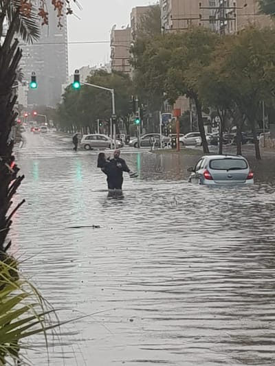 לכודים במושב גבעתי; אישה חולצה מרכב באשדוד. צפו