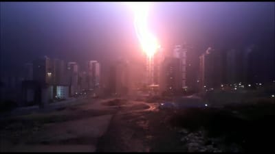 מטורף: צפו בברק בפגיעה ישירה בבניין בראש העין