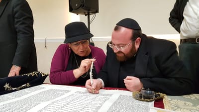 מרים פרץ כתבה אותיות בספר התורה של עם ישראל