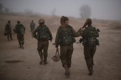 סלפי לא חוקי: אלו החיילות שצה"ל יאסור להצטלם איתן