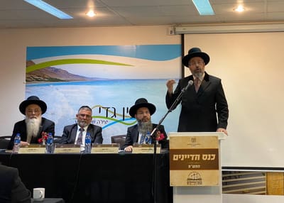 הרב לאו: גורמים פוליטיים תוקפים את הדיינים