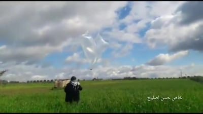 תיעוד: כך מכינים ומשגרים בלוני נפץ מעזה לישראל.צפו