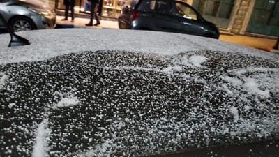 לקראת לילה קפוא: שלג החל לרדת בעיר צפת. צפו