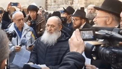 צפו: הרב שרקי מתפלל בכותל למען חולי הקורונה