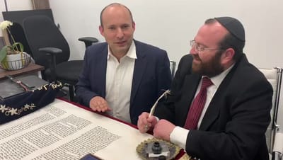 שר הביטחון כתב אות בספר התורה של עם ישראל