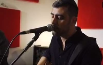 צפו: ישי ריבו בהופעה חיה מה"בונקר" הביתי
