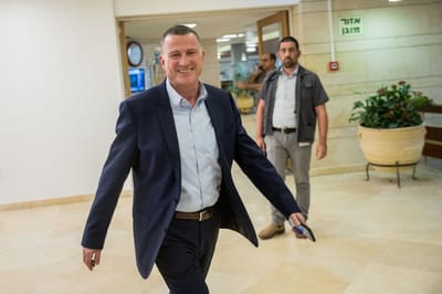 יולי אדלשטיין.