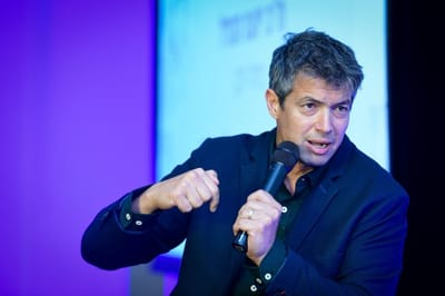 הנדל שוב מעלה את מפלס הלחץ בכחול לבן