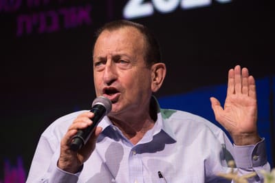 בניין עיריית ת"א יואר עם הכיתוב: אוהבים את בני ברק
