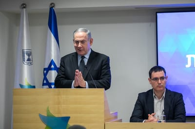 נתניהו: "נאפשר תפילות של 10 איש, החנויות ייפתחו"
