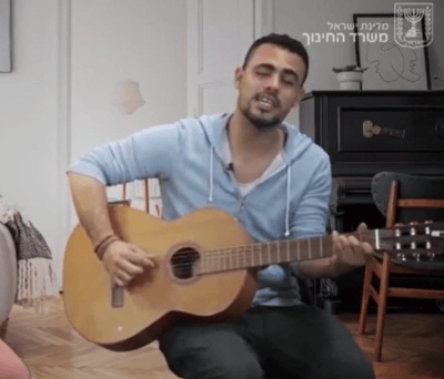 צפו: הזמר אבינועם דריקס בפרוייקט 'זיכרון בסלון'