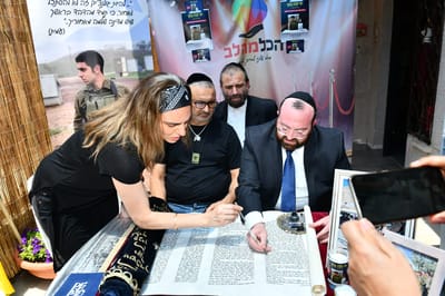 צפו: כך סיימו הוריו של עמית בן יגאל הי"ד את השבעה