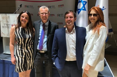 השר החדש יצא להגנת אשתו שעוררה מיני סערה