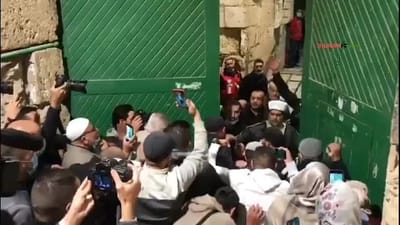 צפו: מאות מוסלמים פרצו את שערי הר הבית