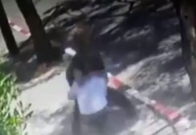 צפו: מתנדב במשטרה בועט בפרצופו של רב בגלל מסיכה