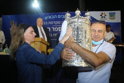 גלריה: הכנסת ספר תורה לזכרו של עמית בן יגאל הי"ד