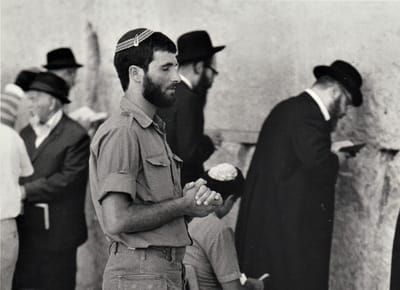 מכירים את האיש שבתמונה? הצלם רוצה לפגוש אותו