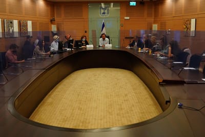 יו"ר ועדת החינוך תוקף: "תרדו מהעץ ותגלו אחריות"